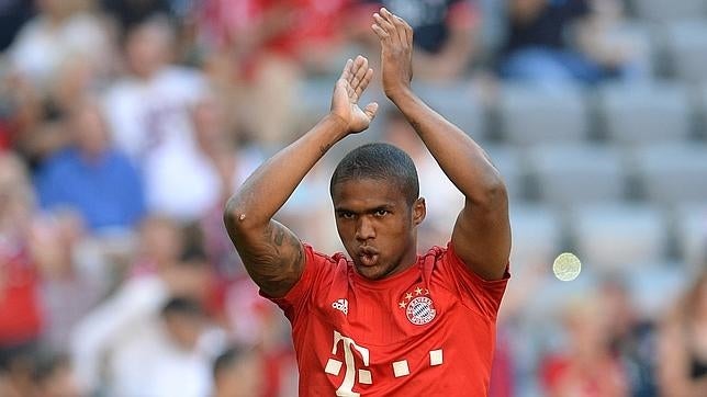 Exhibición de Douglas Costa con «lambretta» de regalo