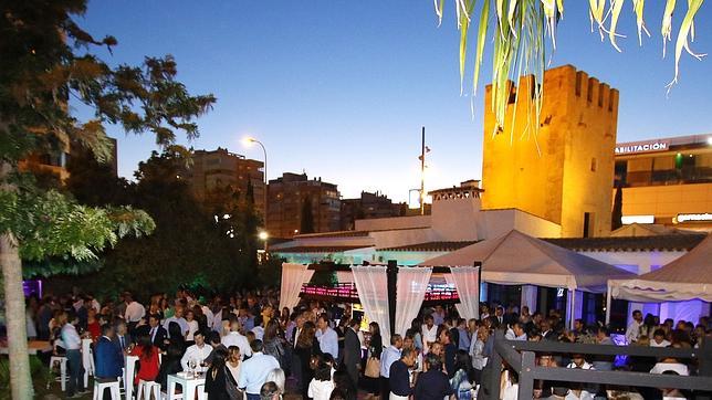 Terraza del restaurante Torre Mauro&amp;Sensai en una velada con mucha clientela