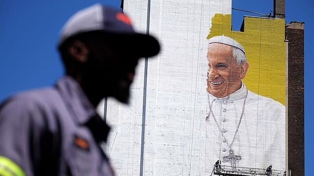 EL mural con la imagen del Papa, a lo lejos