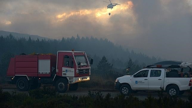 Un incendio activo en Cualedro (Ourense) afecta ya a 1.000 hectáreas