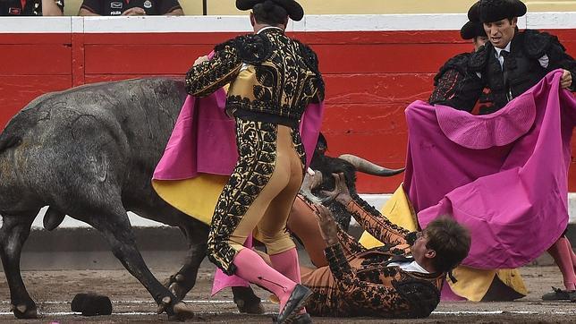 Paco Ureña, dos orejas de serios victorinos en Bilbao