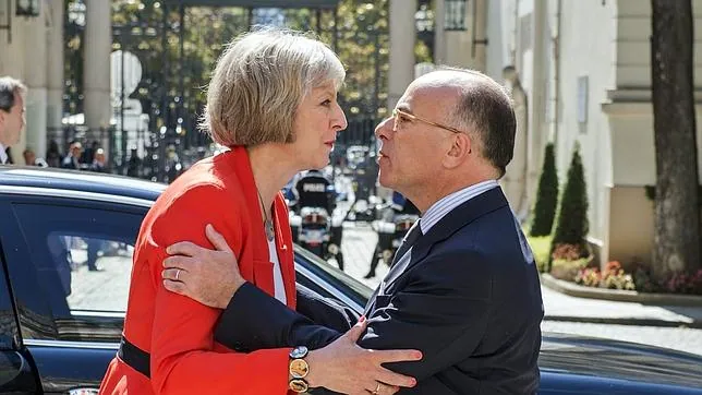 La ministra del Interior británica, Theresa May, junto a su homólogo francés Bernard Cazeneuve