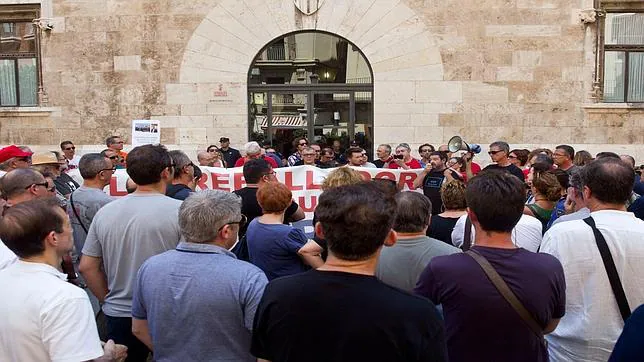 Imagen de una protesta de trabajadores de RTVV a las puertas del Palau de la Generalitat