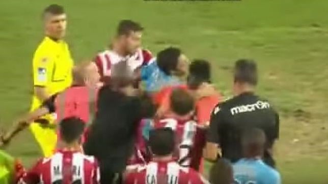 Un jugador del Ajaccio pierde la cabeza y agrede a dos rivales