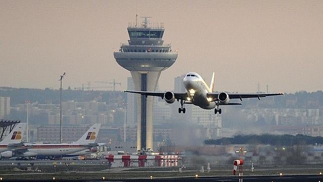 Un avión despegando del Aeropuerto de Barajas
