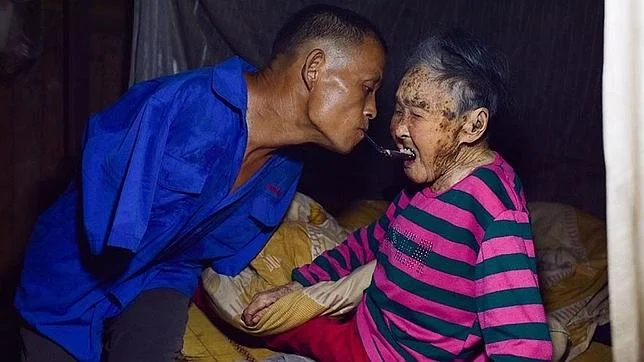 El granjero chino que cuida de su madre pese a no tener brazos