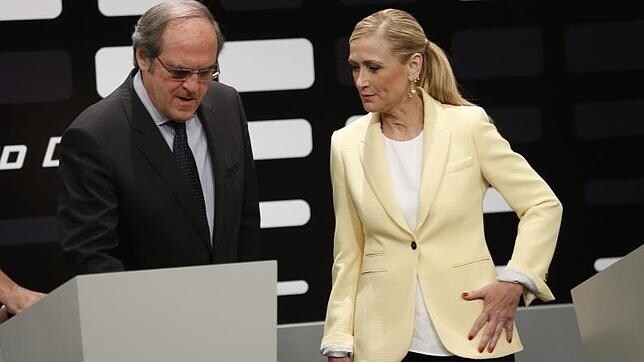 Cristina Cifuentes y Ángel Gabilondo en un receso del debate preelectoral en Telemadrid