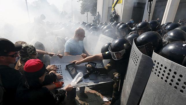 Al menos dos muertos y 140 heridos por los choques frente el Parlamento ucraniano