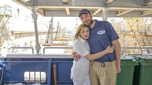 La pareja de millonarios que salva inmigrantes en el Mediterráneo