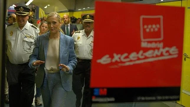 La presidenta de la Comunidad, Cristina Cifuentes, visita el centro de control de seguridad del Metro de Madrid