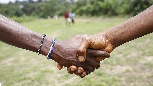 Sierra Leona recurrirá a la «vacunación por anillos» para erradicar el ébola