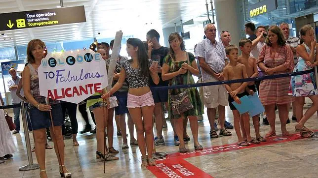 Cartel de bienvenida a pasajeros extranjeros en la terminal de llegadas del aeropuerto de Alicante-Elche