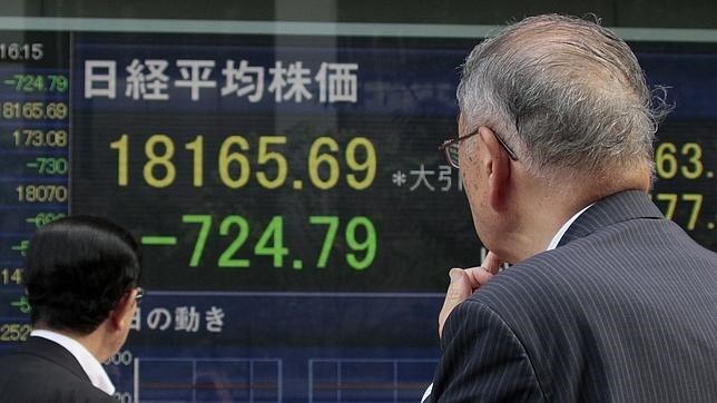 La Bolsa de Tokio también sufrió ayer las dudas sobre la economía de su vecino y cayó un 4%