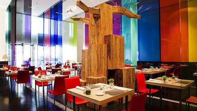 Viva imagen de Do2, destacando la fusión entre lo moderno del color y rústico de la madera