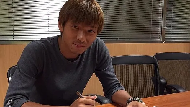 Takashi Inui, firmando su contrato con el Éibar