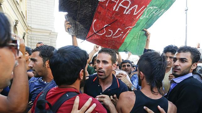 Cientos de refugiados protestan en Budapest reclamando poder viajar a Alemania