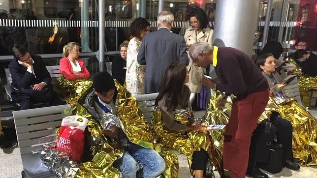 Varios inmigrantes bloquean el Eurotúnel y dejan atrapados a cientos de viajeros