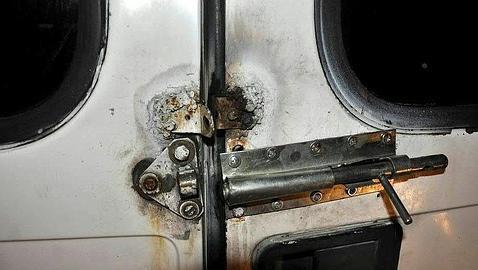 Muestra la cerradura de una furgoneta en la que se encontró a 24 afganos que viajaban a Viena