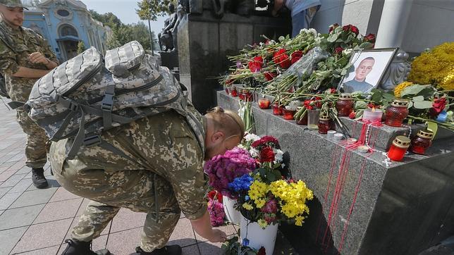 Un soldado deposita flores en memoria de Igor Debrin, un joven policía de 24 años que perdió la vida durante un enfrentamiento con manifestantes