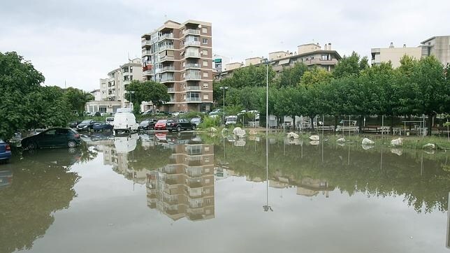 Un aparcamiento de la provincia de Tarragona, inundado a causa de las fuertes lluvias caídas la noche del martes