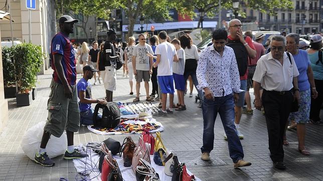 Cuatro urbanos y una viandante, heridos en Barcelona por pedradas de manteros