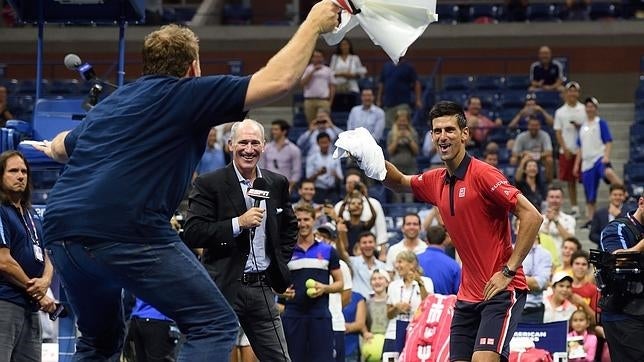 Novak Djokovic desata la fiesta con un aficionado