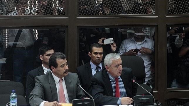 Otto Pérez Molina (derecha)comparece este jueves ante la Justicia guatemalteca