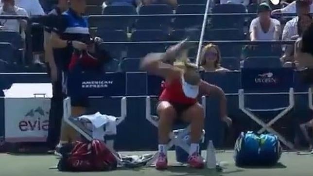 Coco Vandeweghe destroza su raqueta presa de la ira