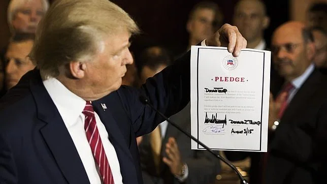 Donald Trump sostiene un compromiso que firmó para permanecer en el partido
