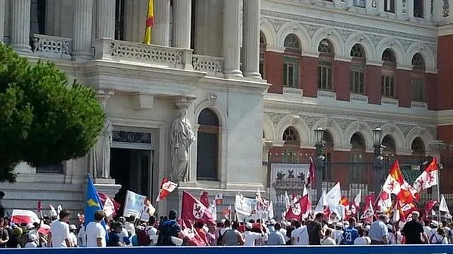 Los ganaderos culminan la «Marcha Blanca» con una manifestación ante el Ministerio de Agricultura