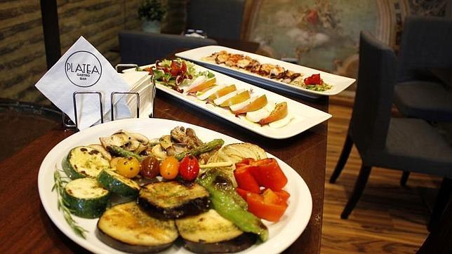 Verduritas, tomates y pulpo