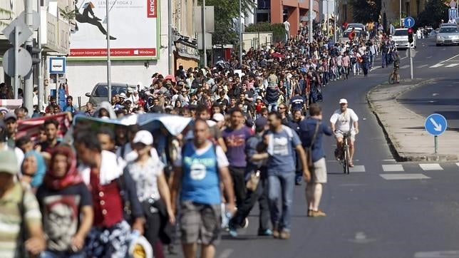 Un millar de refugiados marcha a pie dirección Austria desde Budapest