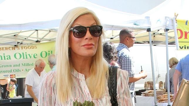 Tori Spelling demanda a un restaurante tras sufrir quemaduras al caer en una de sus parrillas