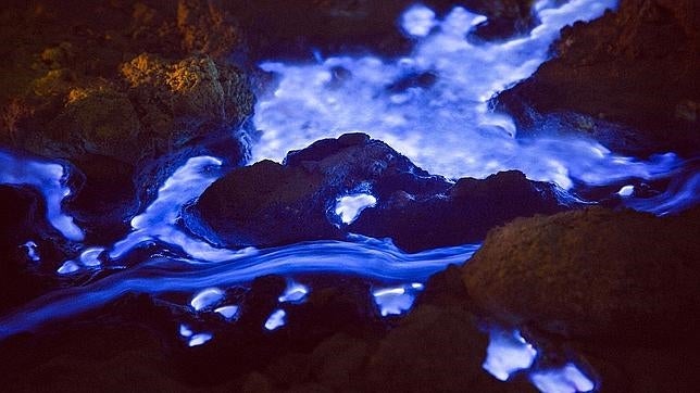 Así es el extraordinario volcán que escupe lava azul