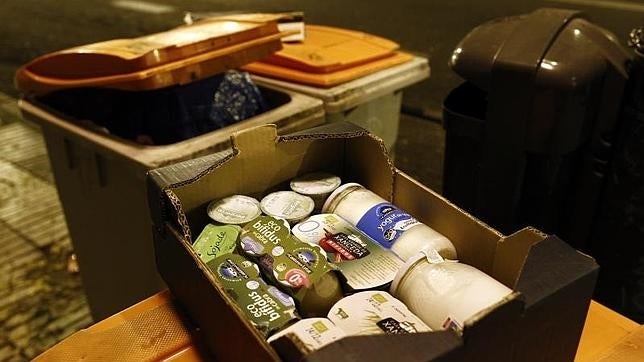 Latas y tarros de comida se tiran de cada día a la basura en Madrid