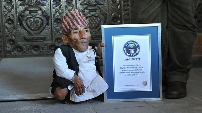 Chandra Bahadur Dangi posa con su certificado de hombre más pequeño del planeta el 26 de febrero de 2012
