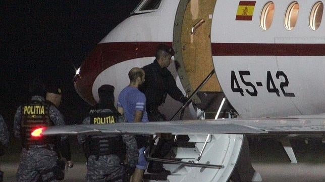 Morate ya ha subido al avión rumbo a España tras 23 días de arresto en Rumanía