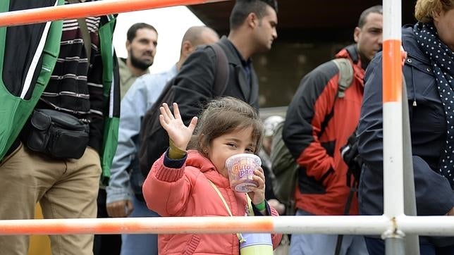 Alemania recibe con aplausos a los refugiados