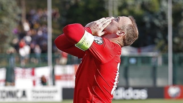 Rooney iguala a Bobby Charlton como máximo goleador histórico de Inglaterra