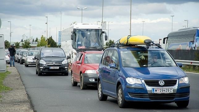 Un convoy de 140 vehículos de voluntarios parte desde Viena con ayuda humanitaria para los refugiados