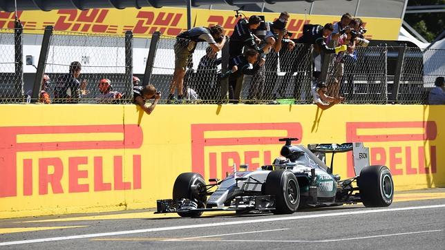 Hamilton hace lo que quiere