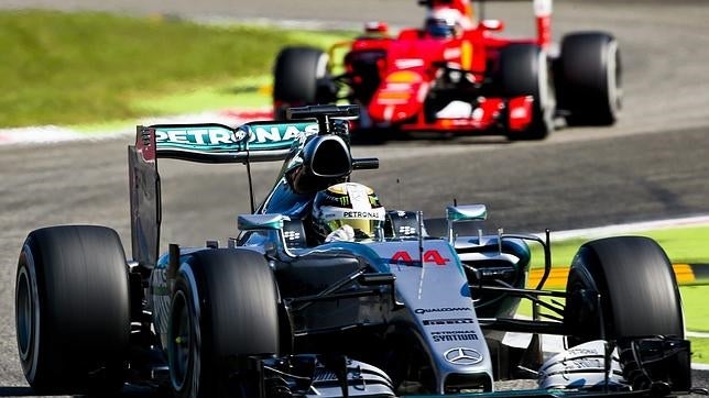 Ferrari y Monza presionan a Hamilton