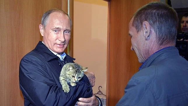 Vladimir Putin posa con un gato durante un acto en Siberia la pasada semana