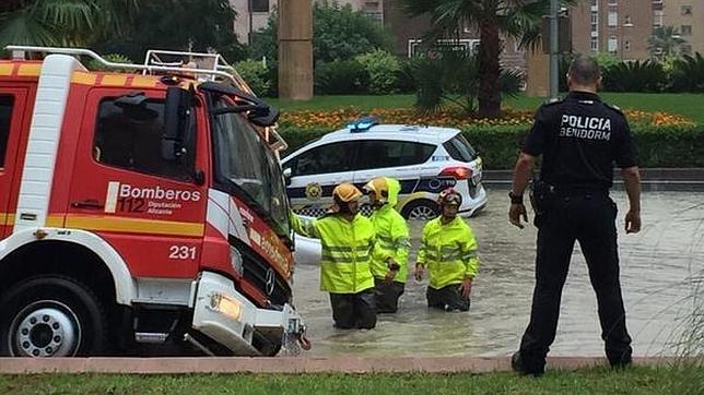 Las lluvias dejan hasta 45 litros por metro cuadrado y anegan el litoral de Alicante