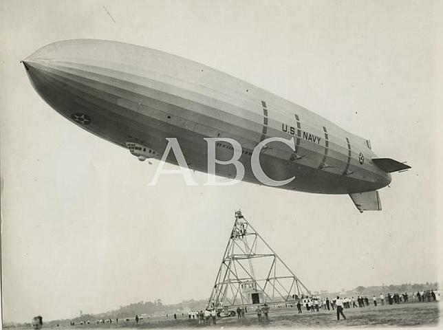 El USS Akron alza el vuelo