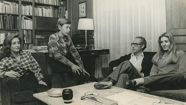 En 1980 Miguel Boyer y Elena Arnedo posaron en su casa de Madrid con sus hijos