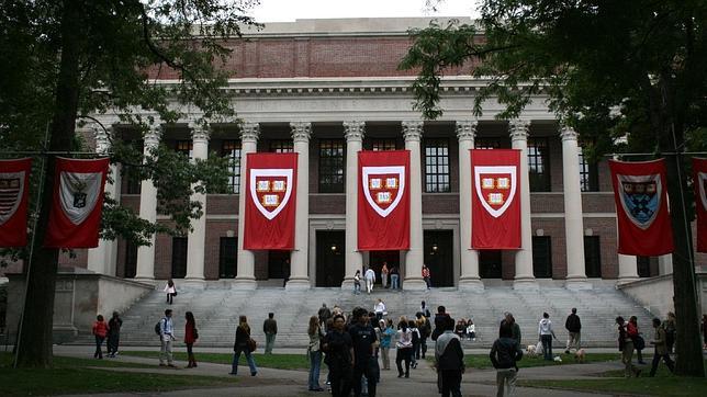 Convenio entre la Escuela Internacional de Protocolo y la Universidad de Harvard