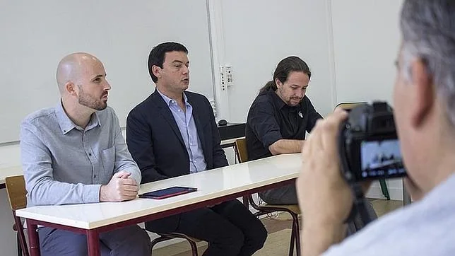 Nacho Álvarez, Thomas Piketty y Pablo Iglesias en una rueda de prensa en París