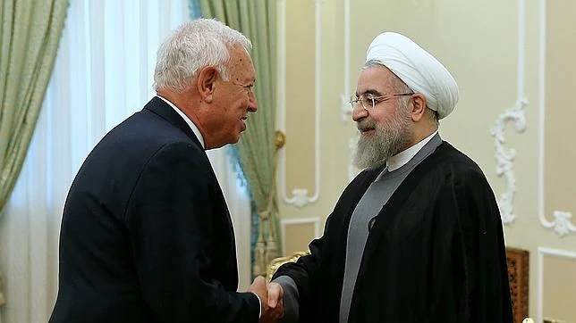 Jose Garcia-Margallo estercha la mano del presidente iraní, Hasán Rohani