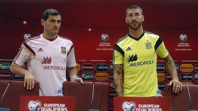 Casillas: «Piqué se pone la camiseta porque quiere estar con España»